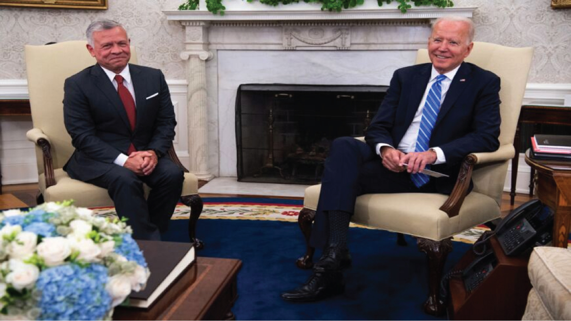 الرئيس الأميركي جو بايدن (إلى اليمين) والملك الأردني عبد الله الثاني يبتسمان خلال اجتماع في المكتب البيضاوي للبيت الأبيض في واشنطن العاصمة ، في 19 يوليو 2021