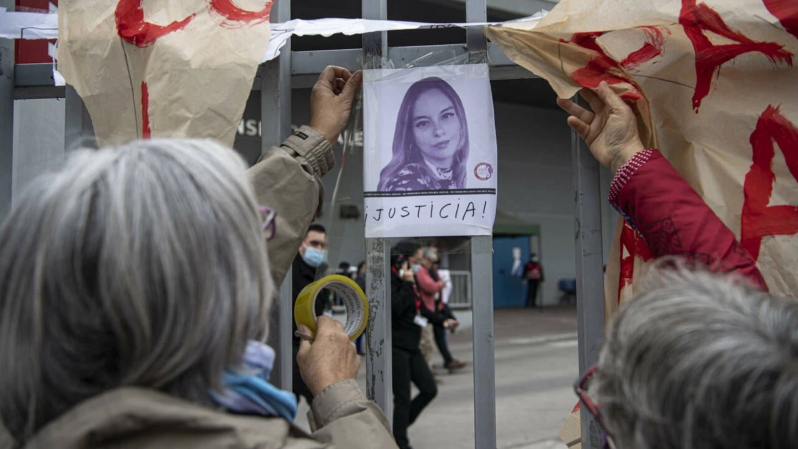 نساء يرفعن صورة الصحافية فرنسيسكا ساندوفال أمام مستشفى في العاصمة التشيلية سانتياغو بعد إعلان وفاتها في 12 مايو 2022