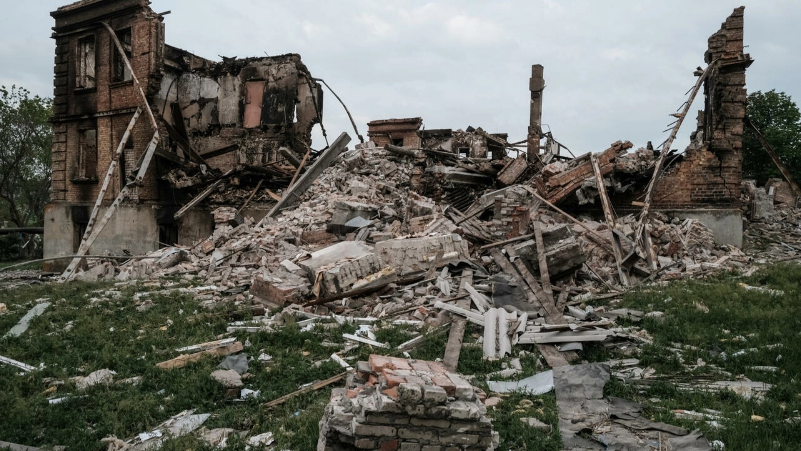 أنقاض مدرسة تعرضت للقصف الروسي في بيلوغوريفكا في منطقة لوغانسك بشرق أوكرانيا في 13 مايو 2022 