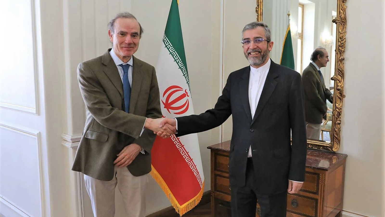 نائب وزير الخارجية الإيراني علي باقري (الى اليمين) يستقبل الدبلوماسي الأوروبي انريكي مورا في طهران في 27 مارس 2022