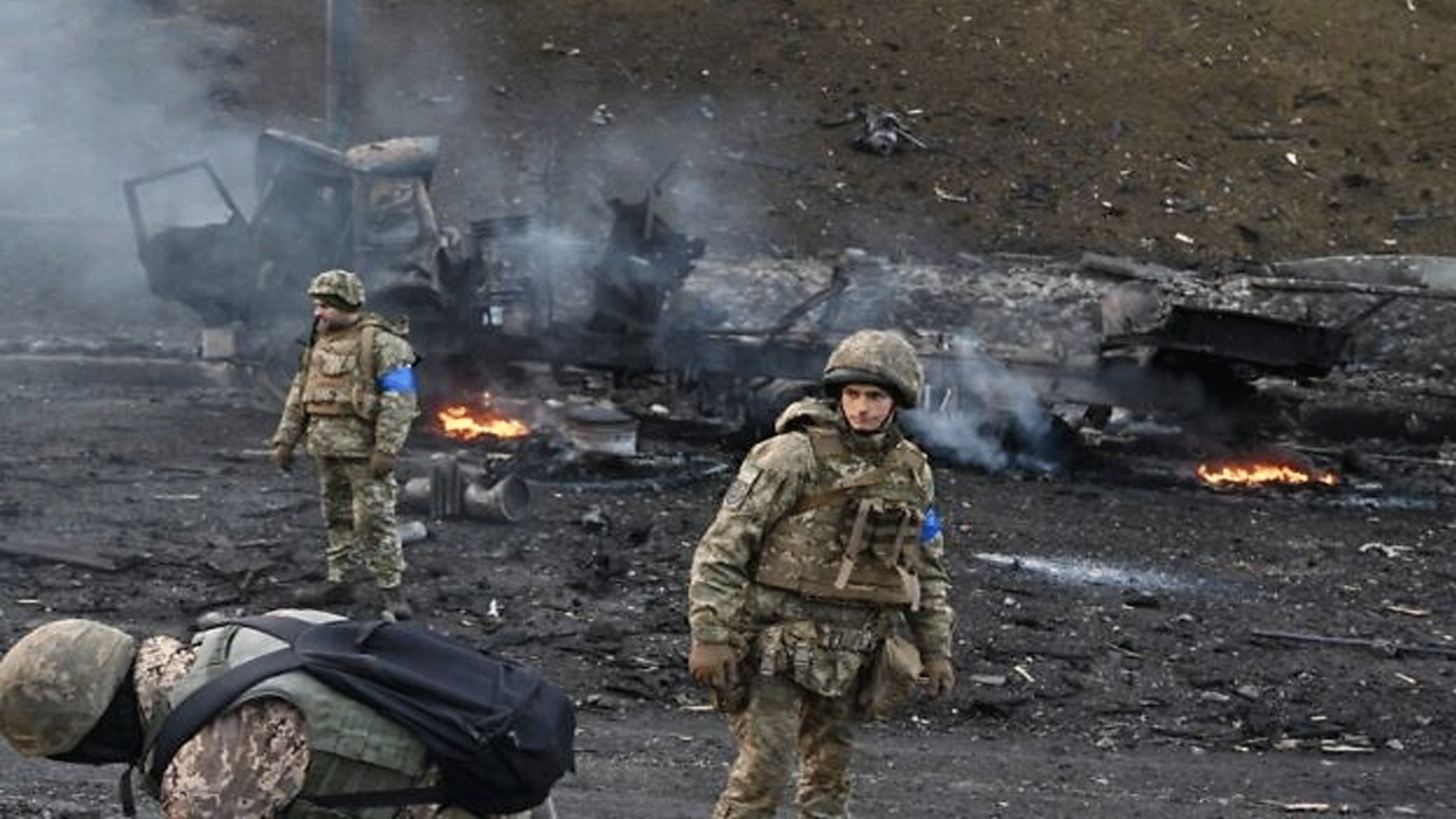 أفراد الخدمة الأوكرانية يبحثون عن قذائف غير منفجرة ويجمعونها بعد قتال مع القوات الروسية في العاصمة الأوكرانية كييف 