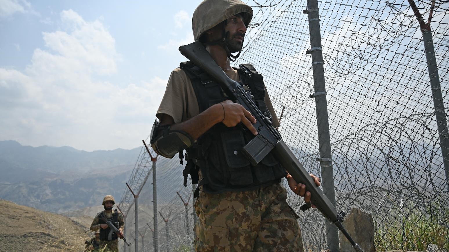 دورية للقوات الباكستانية على طول الحدود الأفغانية في نقطة بيج بن في منطقة خيبر في ولاية خيبر بختونخوا في 3 أغسطس 2021.