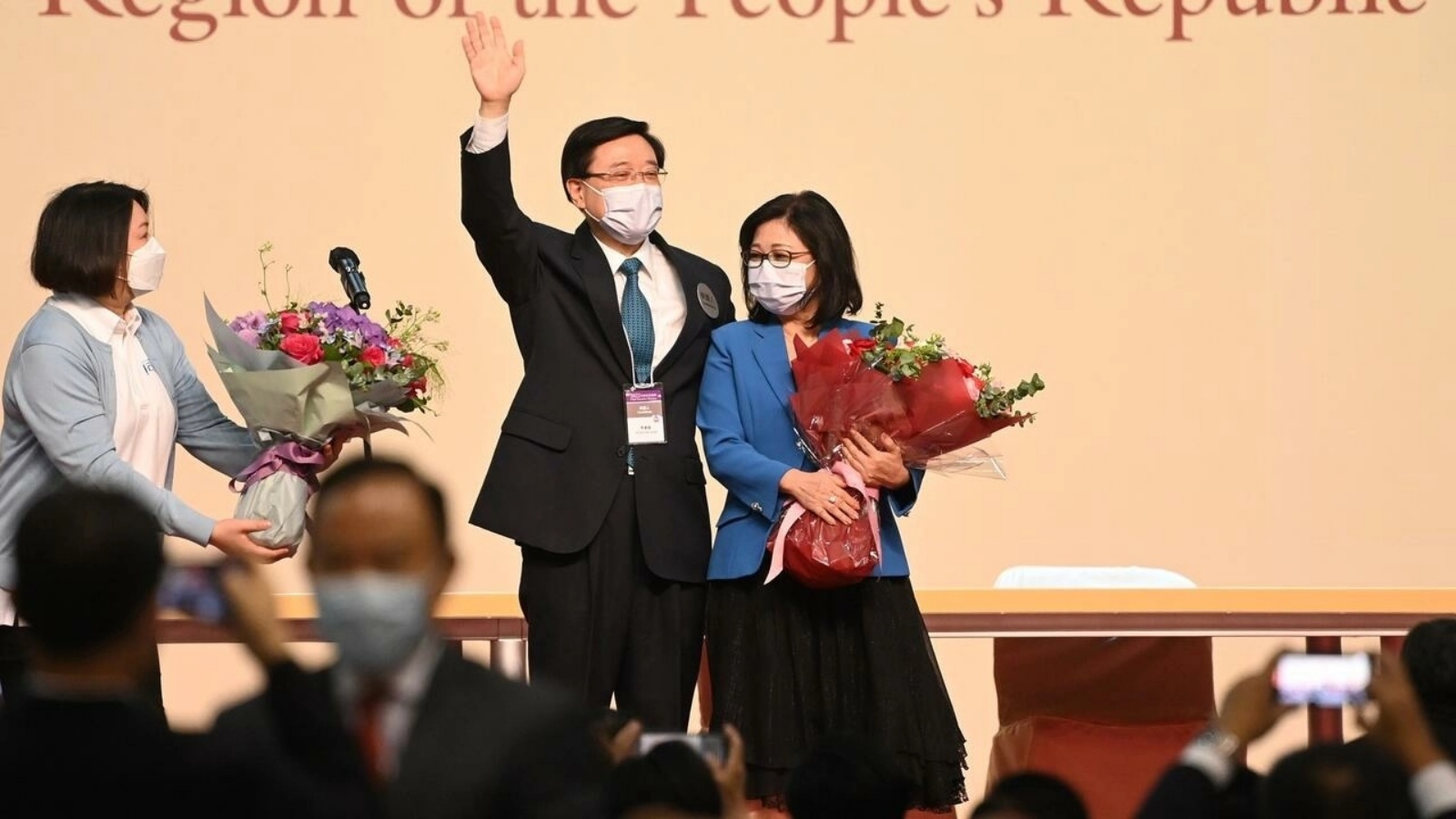 جون لي يحتفل مع زوجته جانيت بتعيينه على رأس السلطة التنفيذية في هونغ كونغ في 8 مايو 2022
