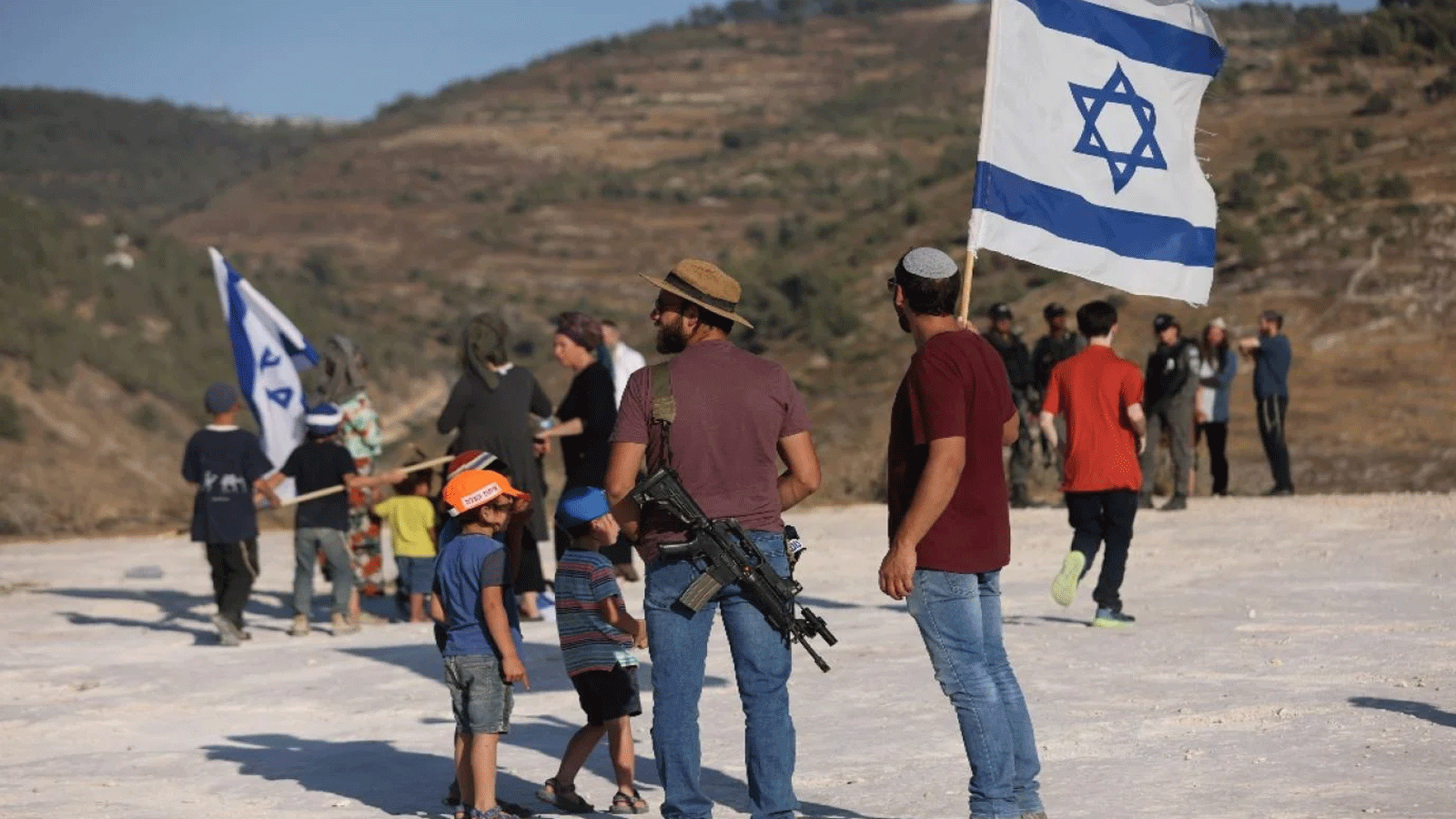 تجمع المستوطنون الإسرائيليون بالقرب من مستوطنة بات عين في الضفة الغربية المحتلة، حيث ينظم نشطاء يمينيون وقادة المستوطنين مسيرات أمنية