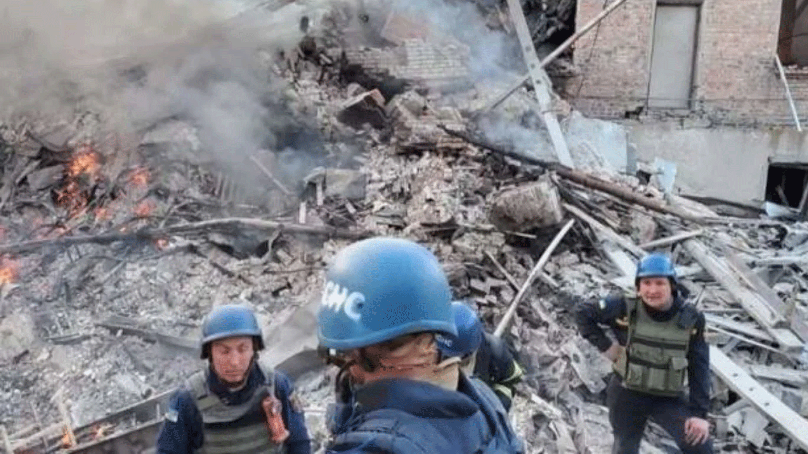 فرق الانقاذ تعمل في حطام المدرسة التي قصفتها روسيا(تويتر)