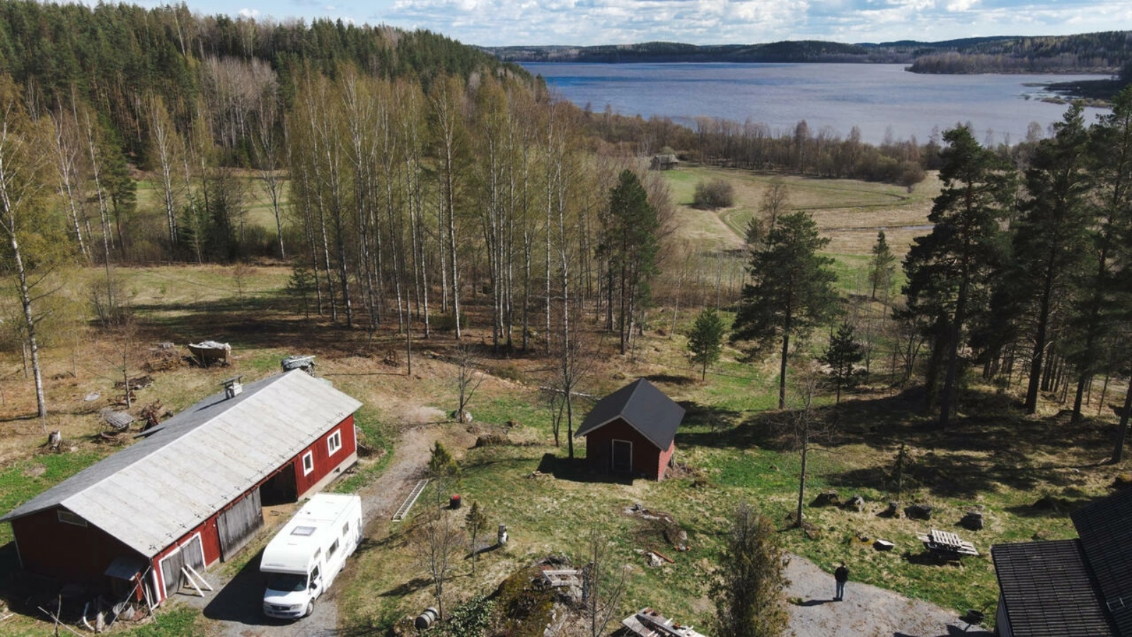 مشهد من الجو لمنزل في سوكوما بجنوب شرق فنلندا، على بعد بضعة مئات من الأمتار عن الحدود الروسية في 13 مايو 2022