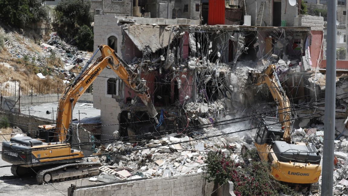 الجرافات الإسرائيلية تهدم مبنى لعائلة فلسطينية في القدس الشرقية في 10 مايو 2022