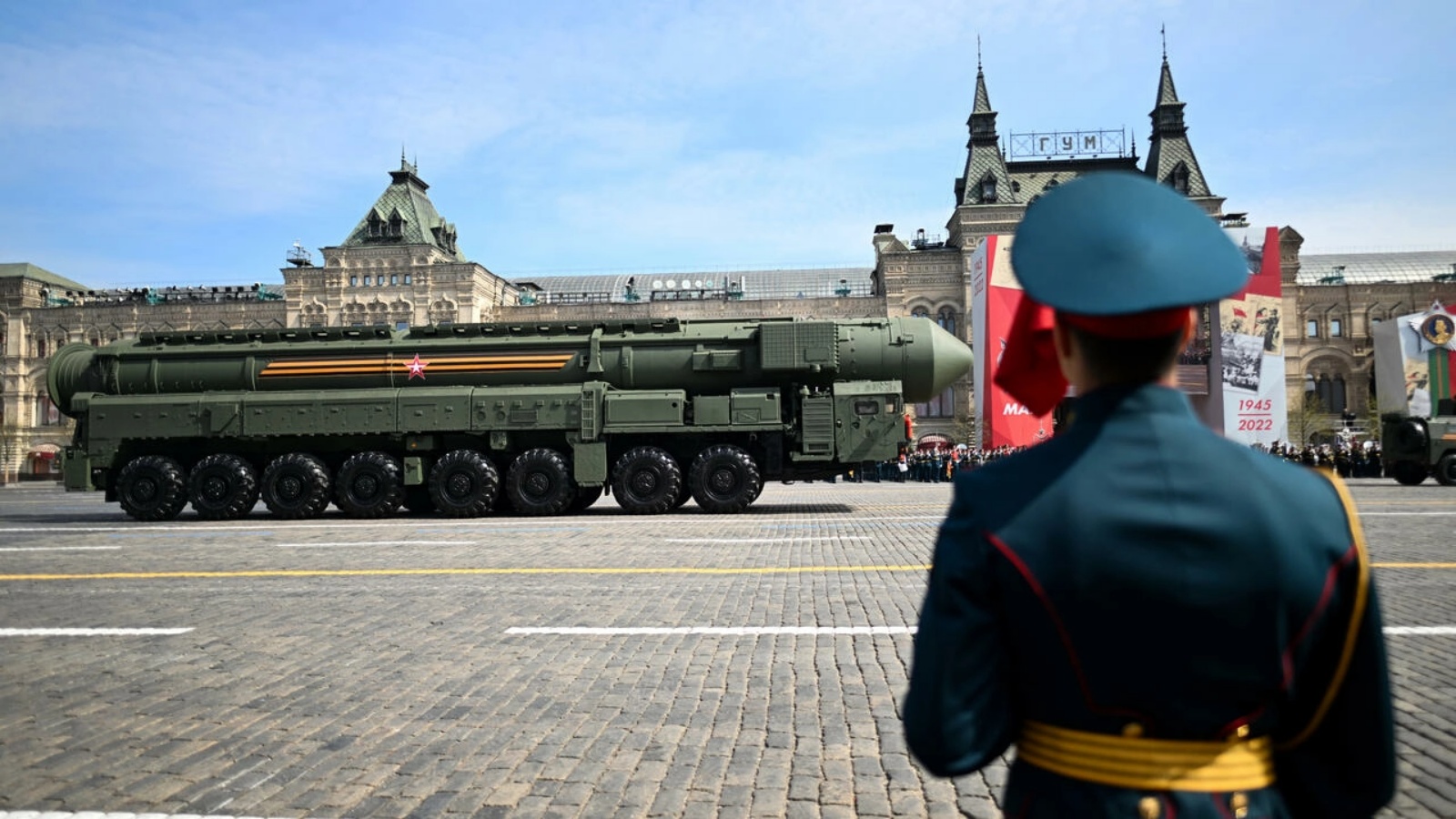 قاذفة صواريخ بالستية روسية في الساحة الحمراء خلال تمارين على العرض العسكري في موسكو، في السابع من مايو 2022 