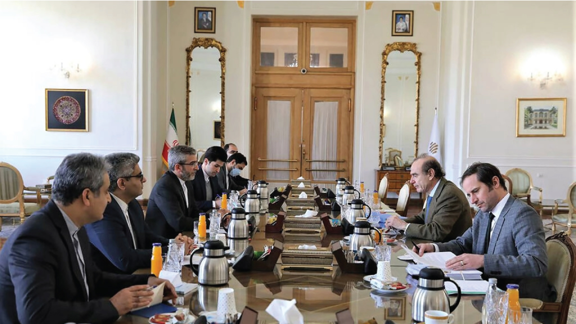 جلسة محادثات في طهران بين كبير المفاوضين الإيرانيين حول الملف النووي علي باقري والمسؤول الأوروبي إنريكي مورا في 27 مارس 2022