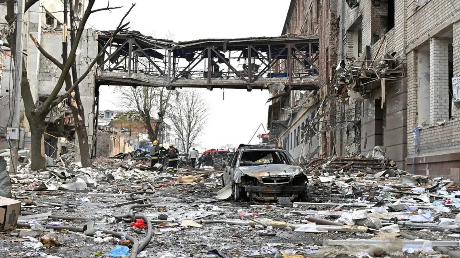 عمال الإنقاذ بين حطام المباني التي دمرت بعد القصف في مدينة خاركيف الأوكرانية في 16 أبريل 2022