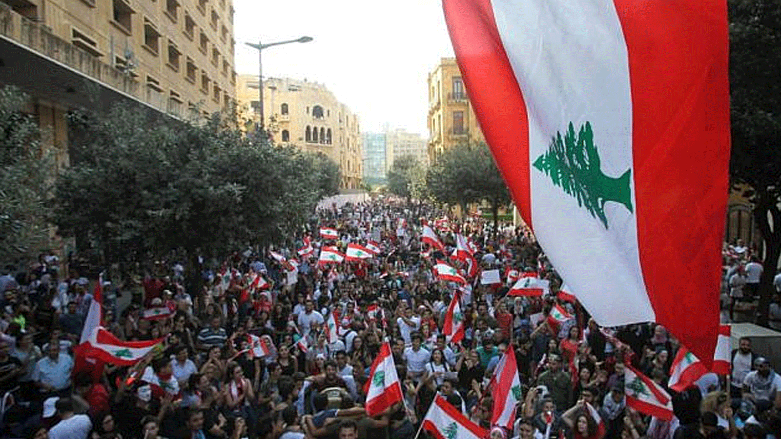 متظاهرون لبنانيون يشاركون في احتجاج على الأوضاع الاقتصادية المتردية في مدينة صيدا جنوب لبنان. 21 تشرين الأول\أكتوبر 2019.