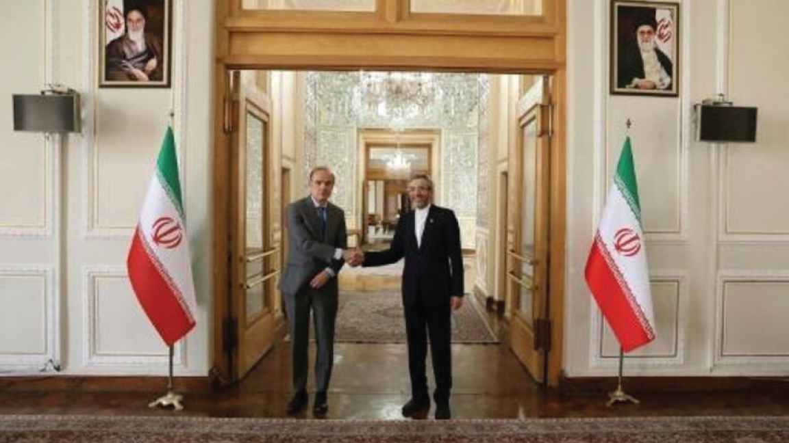 نائب وزير الخارجية الإيراني علي باقري (الى اليمين) مستقبلا نظيره في الاتحاد الأوروبي انريكي مورا في طهران في 11 مايو 2022