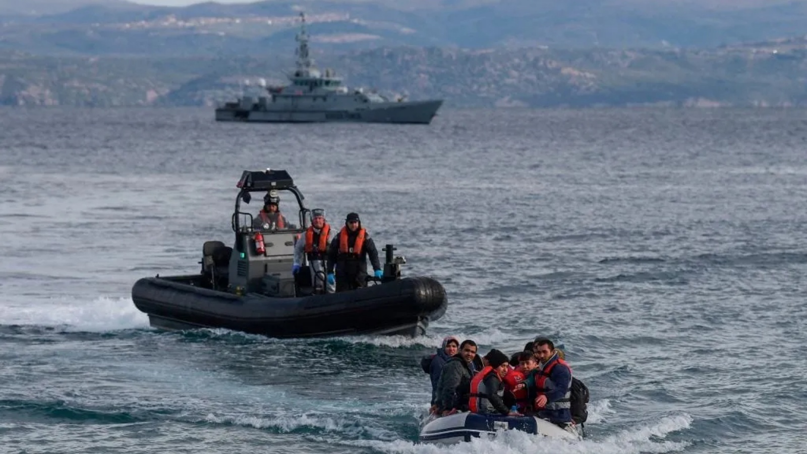 قارب مع لاجئين يقترب من جزيرة ليسبوس اليونانية في 28 فبراير 2020