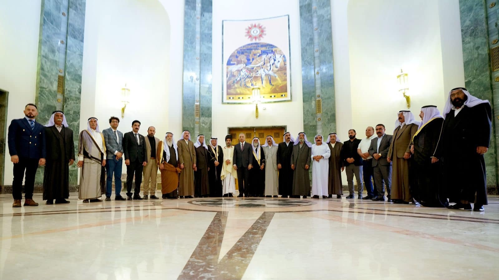 الكاظمي يتوسط مجموعة من ابناء قضاء سنجار الشمالي خلال اجتماعه بهم في بغداد الاثنين 9 ايار مايو  (مكتبه)2022 