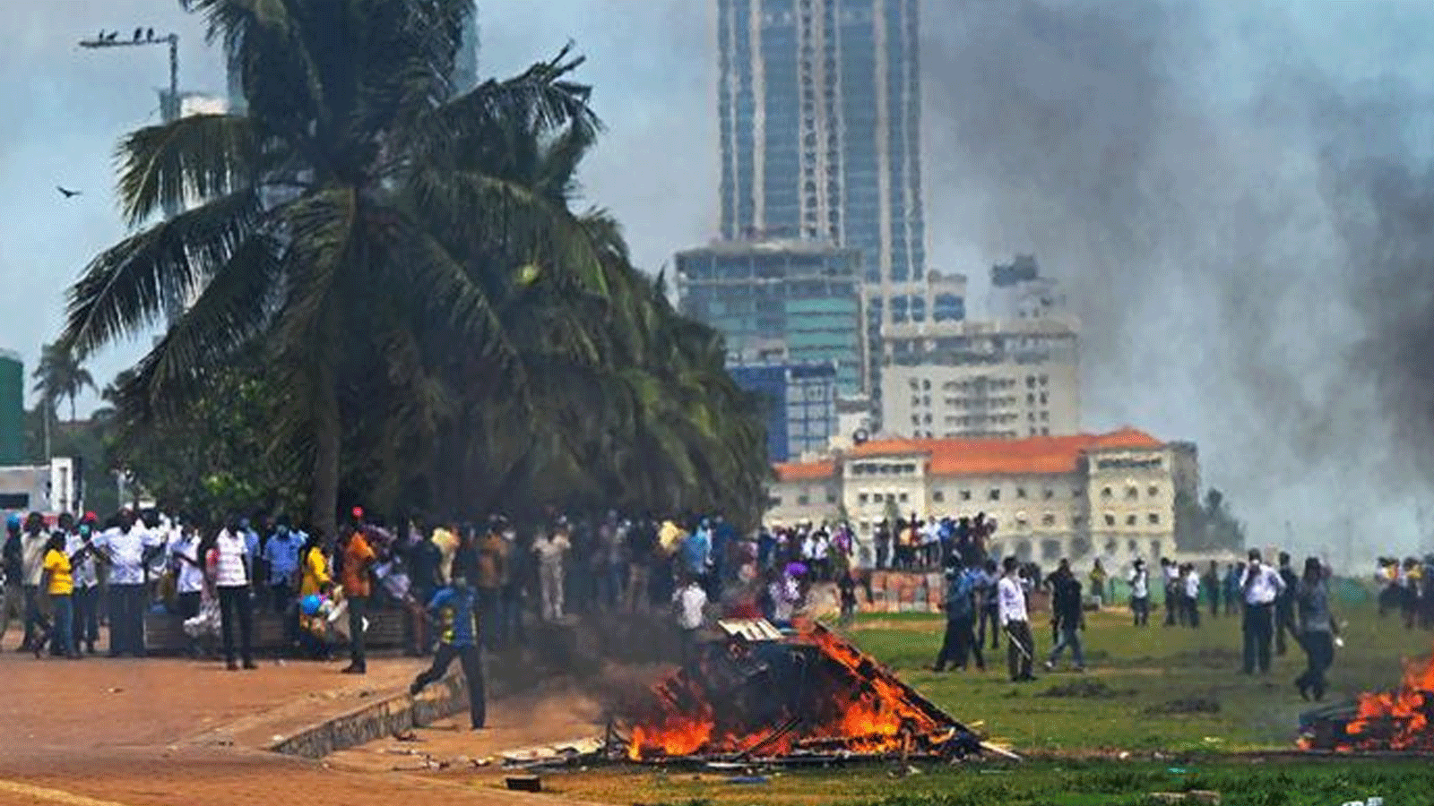 اشتبك المتظاهرون وأنصار الحكومة خارج مكتب الرئيس جوتابايا راجاباكسا في كولومبو