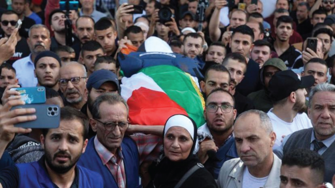 مشيعون يحملون جثمان الصحافية شيرين أبو عاقلة