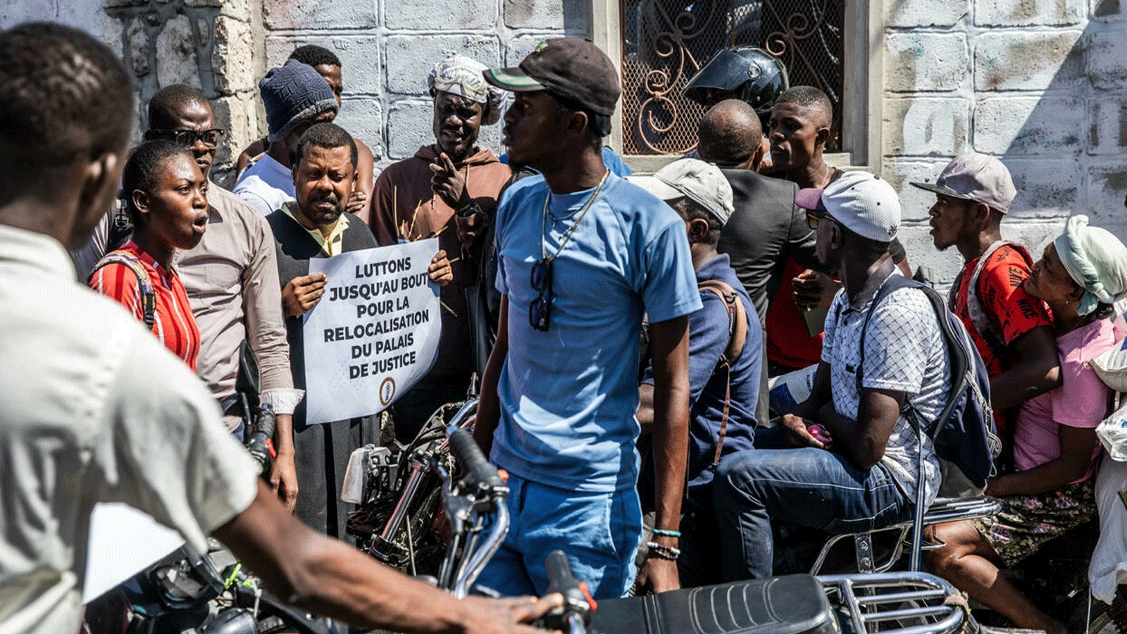  المحامون يغلقون شارعًا أثناء احتجاجهم خارج منزل رئيس الوزراء أرييل هنري الخاص لإجبار الحكومة على نقل المحكمة المدنية إلى منطقة أكثر أمانًا، في بورت أو برنس، هايتي في نيسان\أبريل 2022