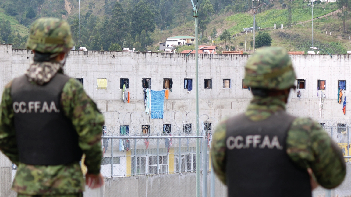 شرطيان خارج سجن في الإكوادور شهد أعمال شغب دموية