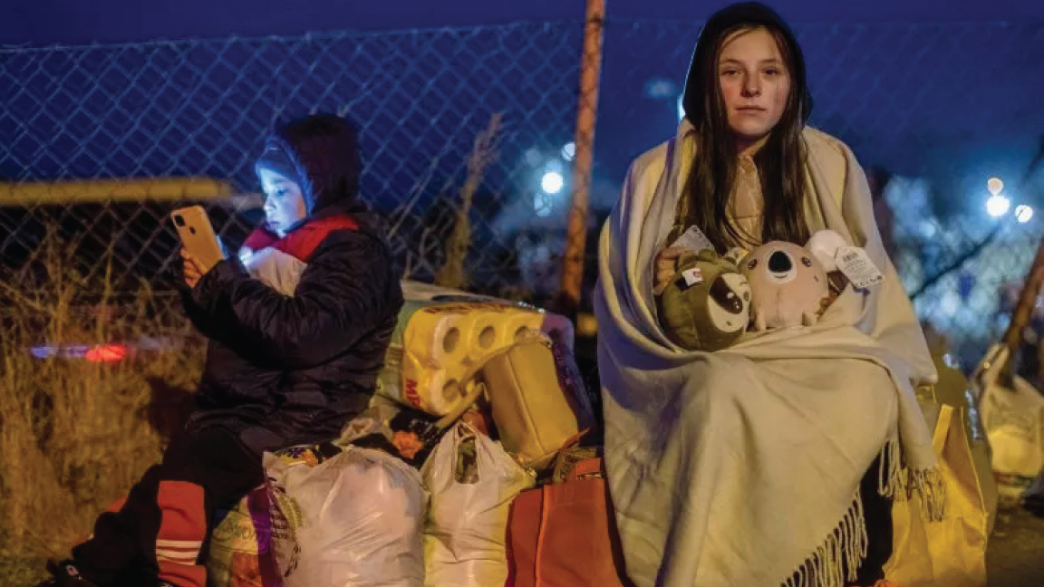 هيلينا (يمين) وشقيقها بوديا (يسار) من لفيف في معبر ميديكا الحدودي للمشاة في شرق بولندا في 26 فبراير 2022 ، بعد الغزو الروسي لأوكرانيا. تحدث عمال الإغاثة لمجلة نيوزويك عن الصعوبات التي يواجهها اللاجئون من الحرب الأوكرانية