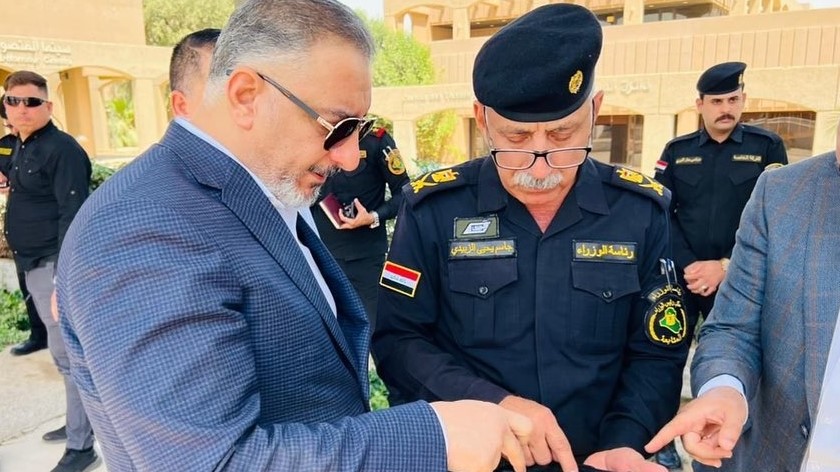 مسؤولون عراقيون يتقدمهم مشرق عباس المستشار السياسي للكاظمي لدء بدء الاشراف على تأهيل ساحة الاحتفالات الكبرى وسط بغداد الاربعاء 11 مايو 2022