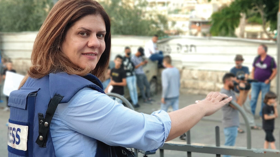 في الساعات التي أعقبت وفاتها ، وصف شبان فلسطينيون شيرين أبو عقلة بأنها مصدر إلهام ، لا سيما للنساء ، اللواتي تحمّزن الكثير منهن لمتابعة الصحافة بسببها.