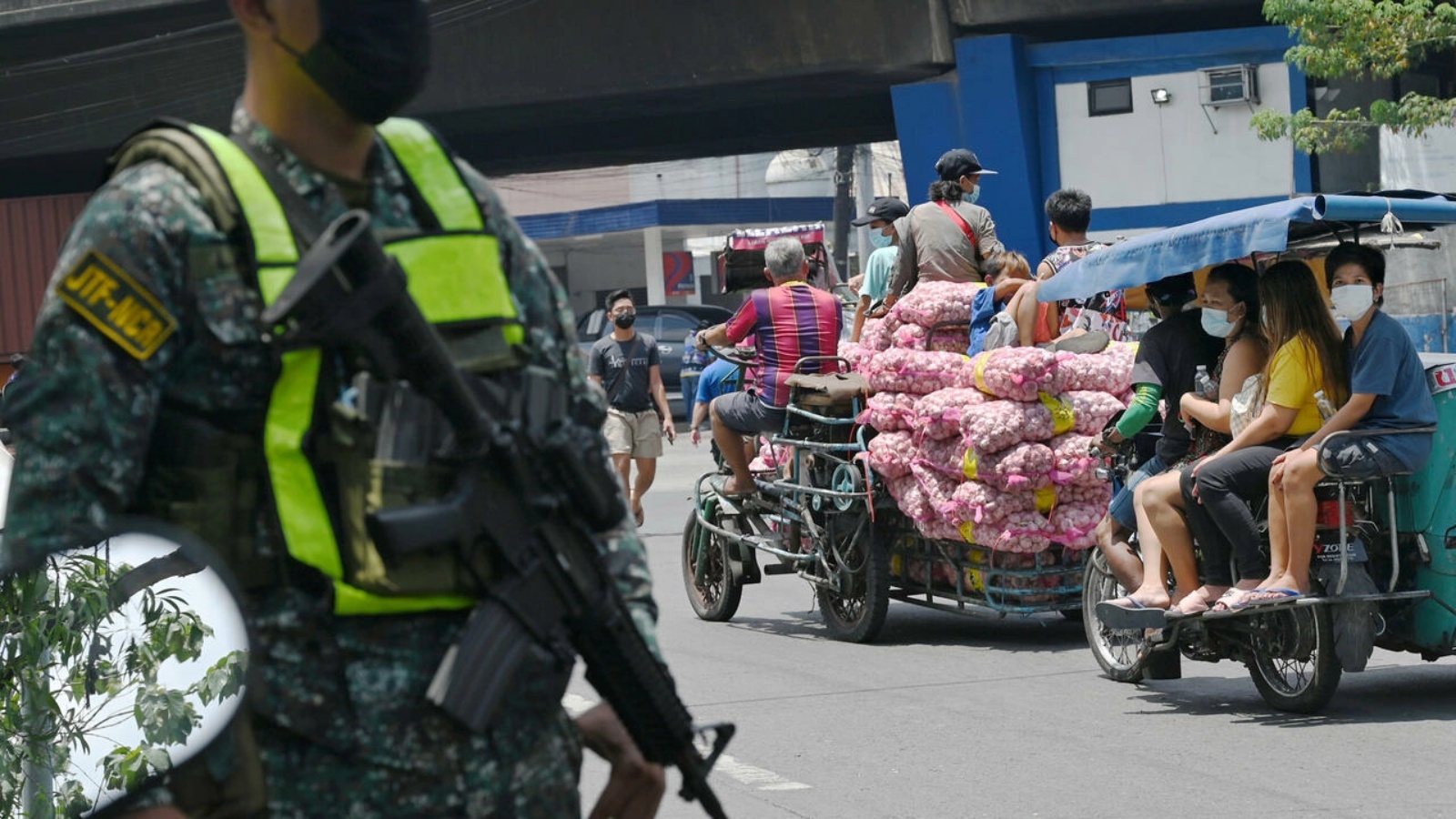 أفراد الأمن ينتشرون في جميع أنحاء الفيليبين للمساعدة في تأمين مراكز الاقتراع