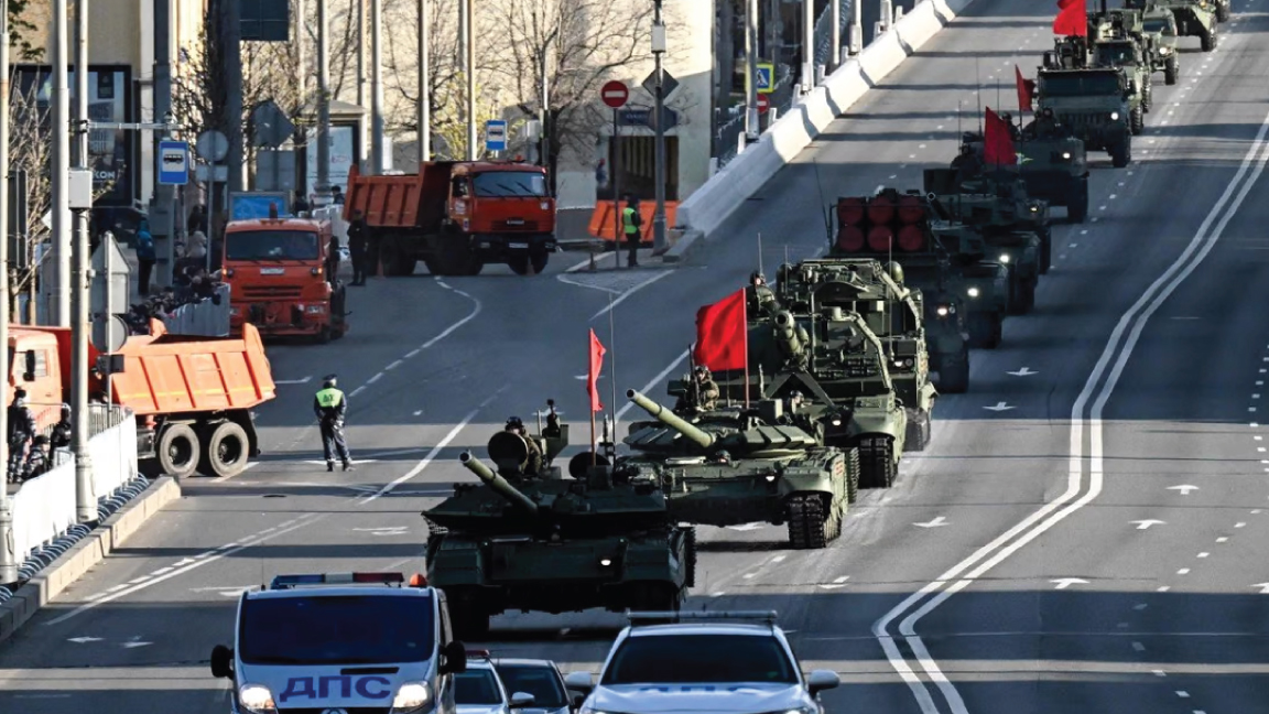 دبابة روسية من طراز تي-90 أم في المقدمة ومركبات عسكرية أخرى تتجه نحو الميدان الأحمر لإجراء بروفة في العرض العسكري ليوم النصر في موسكو يوم الأربعاء.