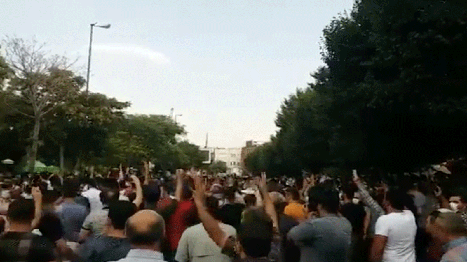الإيرانيون في شمال غرب تبريز ينظمون مسيرة تضامنية مع خوزستان، في أقصى الجنوب