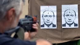 مواطن أوكراني يتدرّب على التصويب بالبندقية الروسية على صورة للرئيس الروسي فلاديمير بوتين قبل الغزو الروسي لأوكرانيا في 24 فبراير 2022