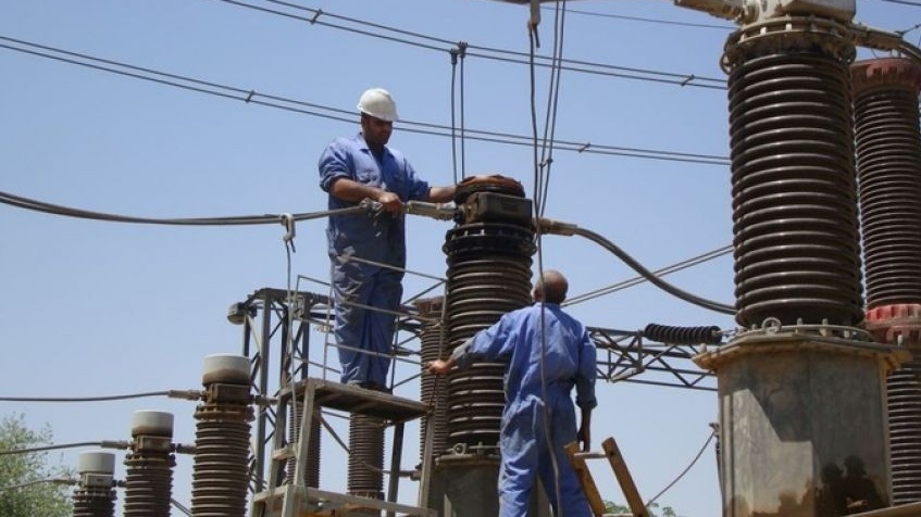 عمال عراقيون يستبقون حلول فصل الصيف لاصلاح وادامة شبكات الكهرباء (الوزارة)