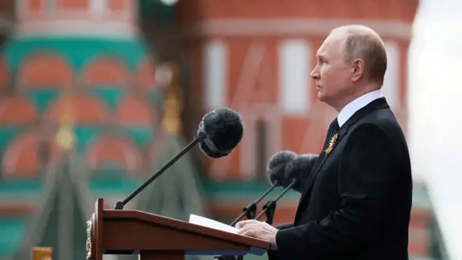 الرئيس الروسي فلاديمير بوتين يلقي كلمة خلال العرض العسكري ليوم النصر في الميدان الأحمر بوسط موسكو في 9 مايو\ أيار 2022