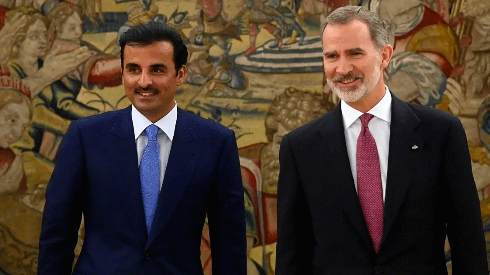 ملك إسبانيا فيليب السادس (إلى اليمين) وأمير قطر تميم بن حمد آل ثاني في صورة خلال حفل استقبال رسمي في مدريد ، في 17أيار\ مايو 2022.