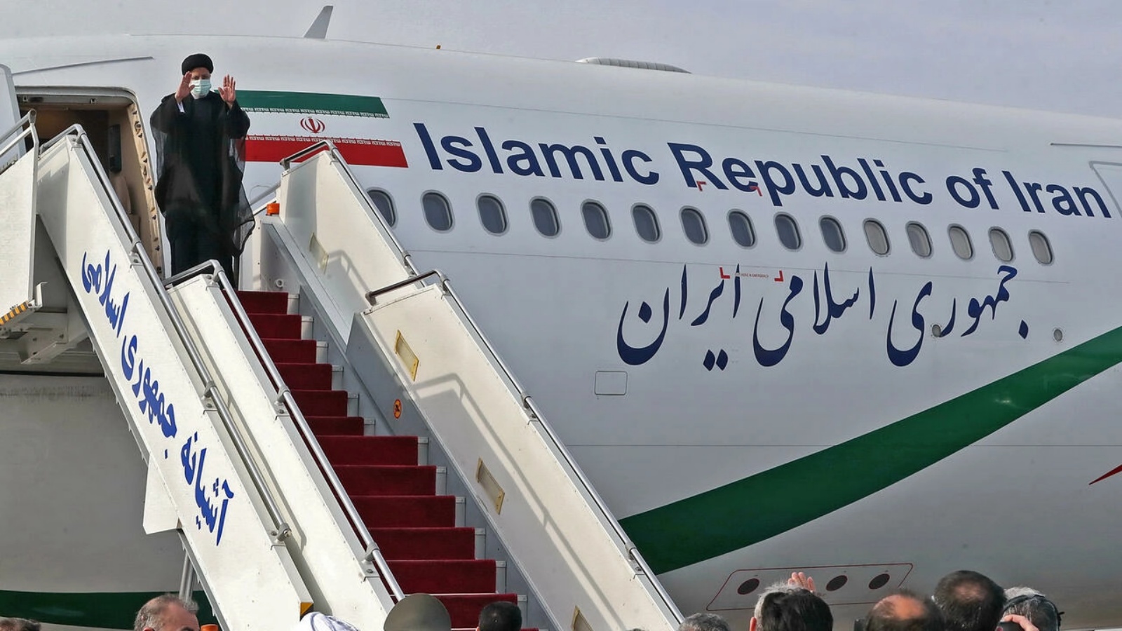 الرئيس الإيراني إبراهيم رئيسي في صورة مؤرخة 21 فبراير 2022 قبيل توجهه الى قطر