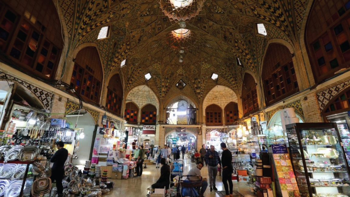 إيرانيون يتسوقون في البازار الكبير في طهران في 20 أبريل 2020