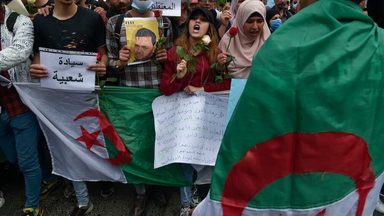 طلبة جزائريون خلال تظاهرة ضد الحكومة في العاصمة الجزائرية بتاريخ 30 مارس 2021