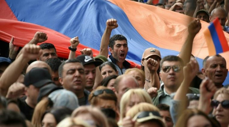 احتشد الآلاف من أنصار المعارضة في العاصمة الأرمينية يريفان في 1 مايو 2022 لتحذير الحكومة من التنازلات للعدو اللدود أذربيجان بشأن منطقة ناغورني كاراباخ المتنازع عليها منذ فترة طويلة
