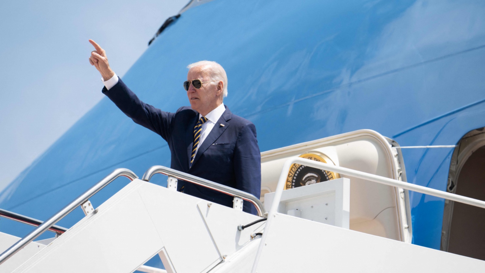 الرئيس الأميركي جو بايدن يصعد على متن طائرة الرئاسة قبل مغادرته قاعدة أندروز المشتركة في ماريلاند، الخميس 19 مايو 2022، أثناء سفره إلى كوريا الجنوبية واليابان، في أول رحلة له إلى آسيا كرئيس.