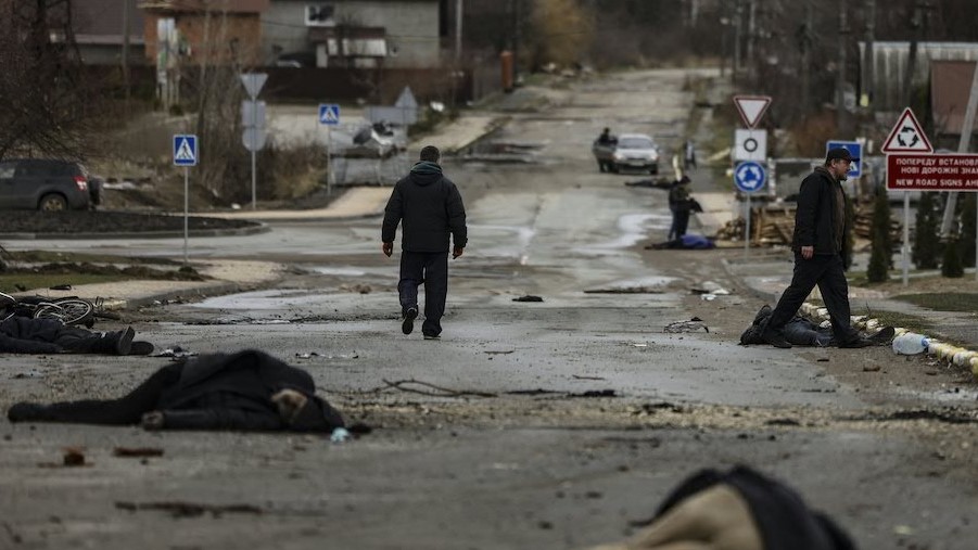 جثث مدنيين أوكرانيين خلّفها الروس وراءهم حين انسحبوا من بوتشا في أوكرانيا