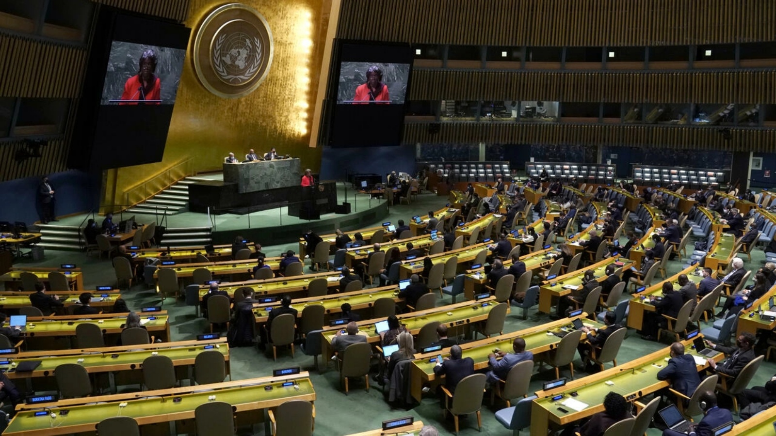 السفيرة الأميركية لدى الأمم المتحدة ليندا توماس-غرينفيلد متحدثة أمام الجمعية العامة للأمم المتحدة في نيويورك في 23 فبراير 2022 أثناء اجتماع مخصص لأوكرانيا