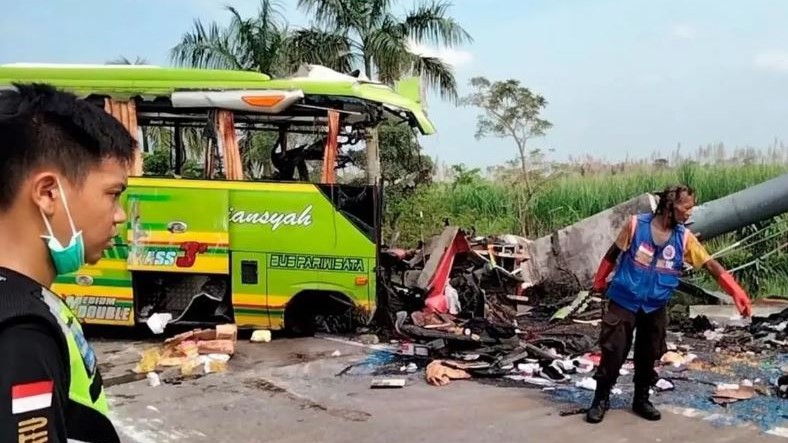 صورة من الأشريف لحادث حافلة سياح في إندونيسيا