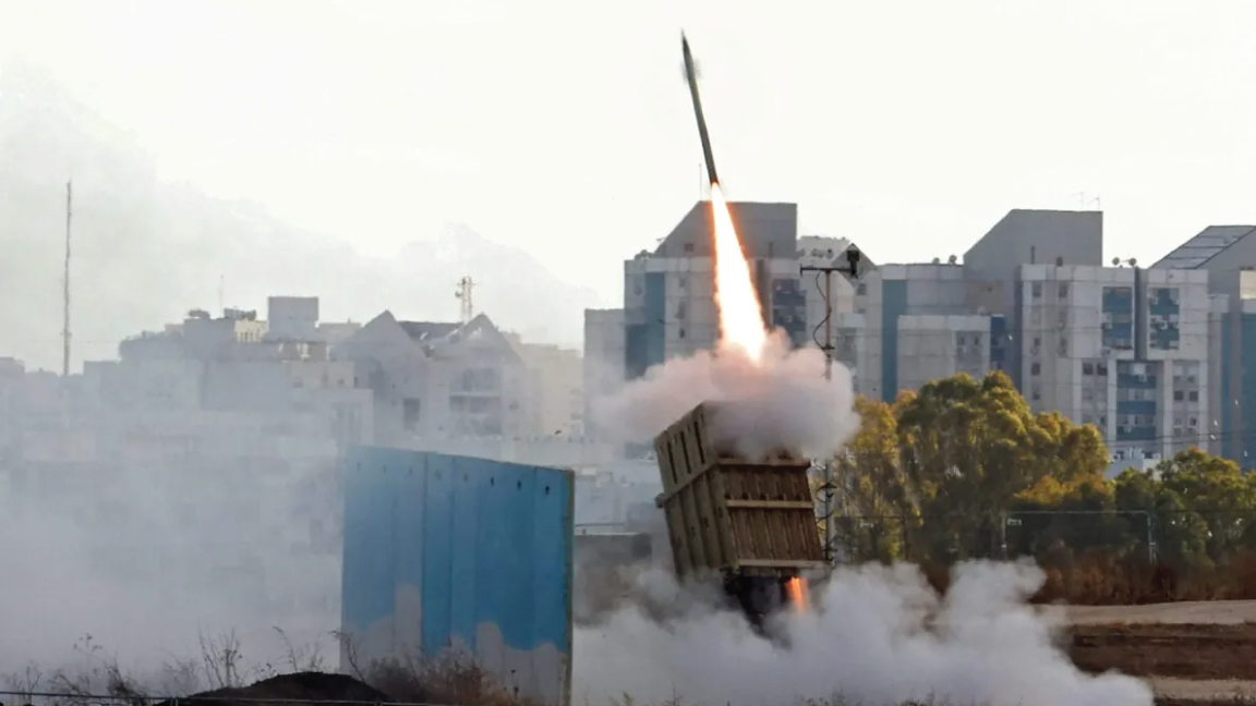 صورة من الأرشيف لإطلاق القبة الحديدية الإسرائيلية صواريخ فوق أشدود بجنوب إسرائيل في 17 مايو 2021