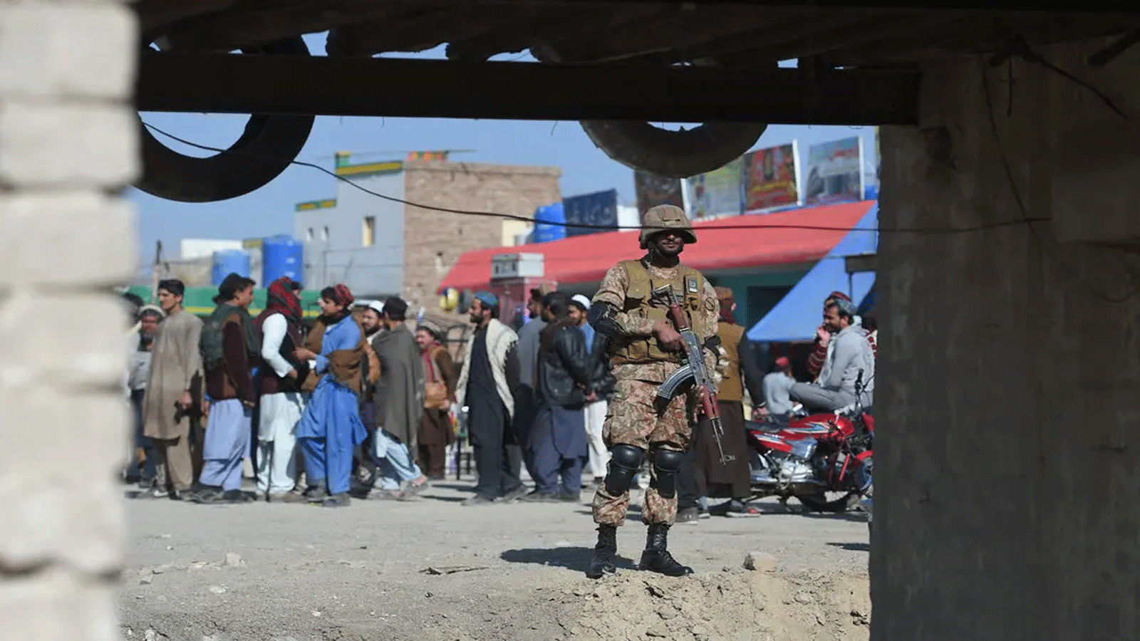 جندي باكستاني يحرس سوقا في بلدة ميران شاه في شمال وزيرستان، بالقرب من الحدود بين باكستان وأفغانستان