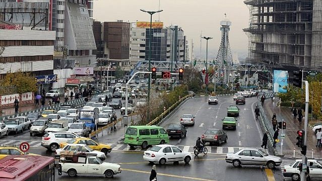 صورة من الأشريف لشارع مزدحم في العاصمة الإيرانية طهران