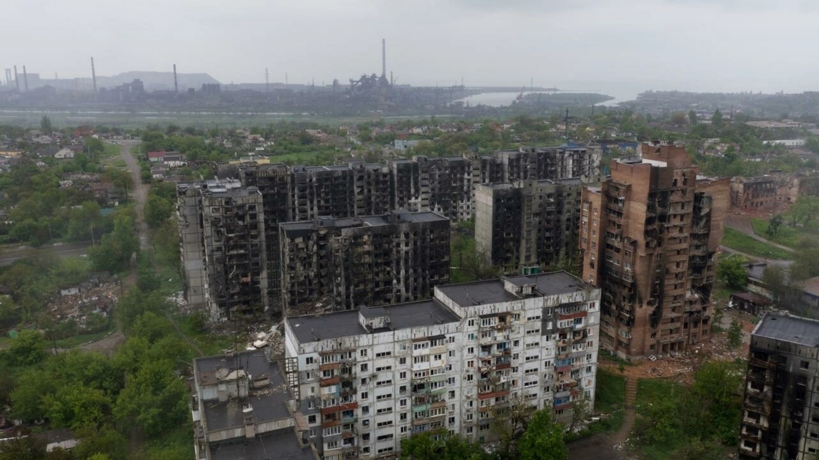 منظر جوي للمباني السكنية المتضررة ومصنع آزوفستال للصلب في الخلفية في مدينة ماريوبول الساحلية في 18 مايو 2022