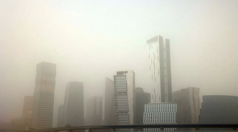 الغبار يغطي الأفق ويعيق الرؤية في وسط الرياض أثناء عاصفة ترابية شديدة في 17 مايو 2022