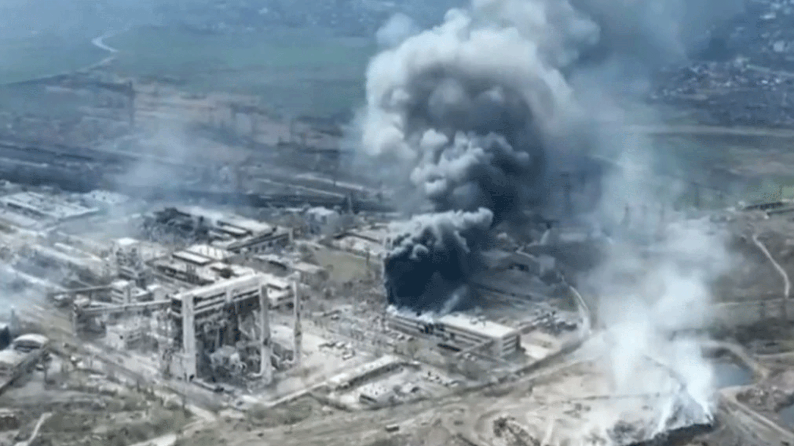 مشهد من القصف الروسي على مصنع آزوفستال