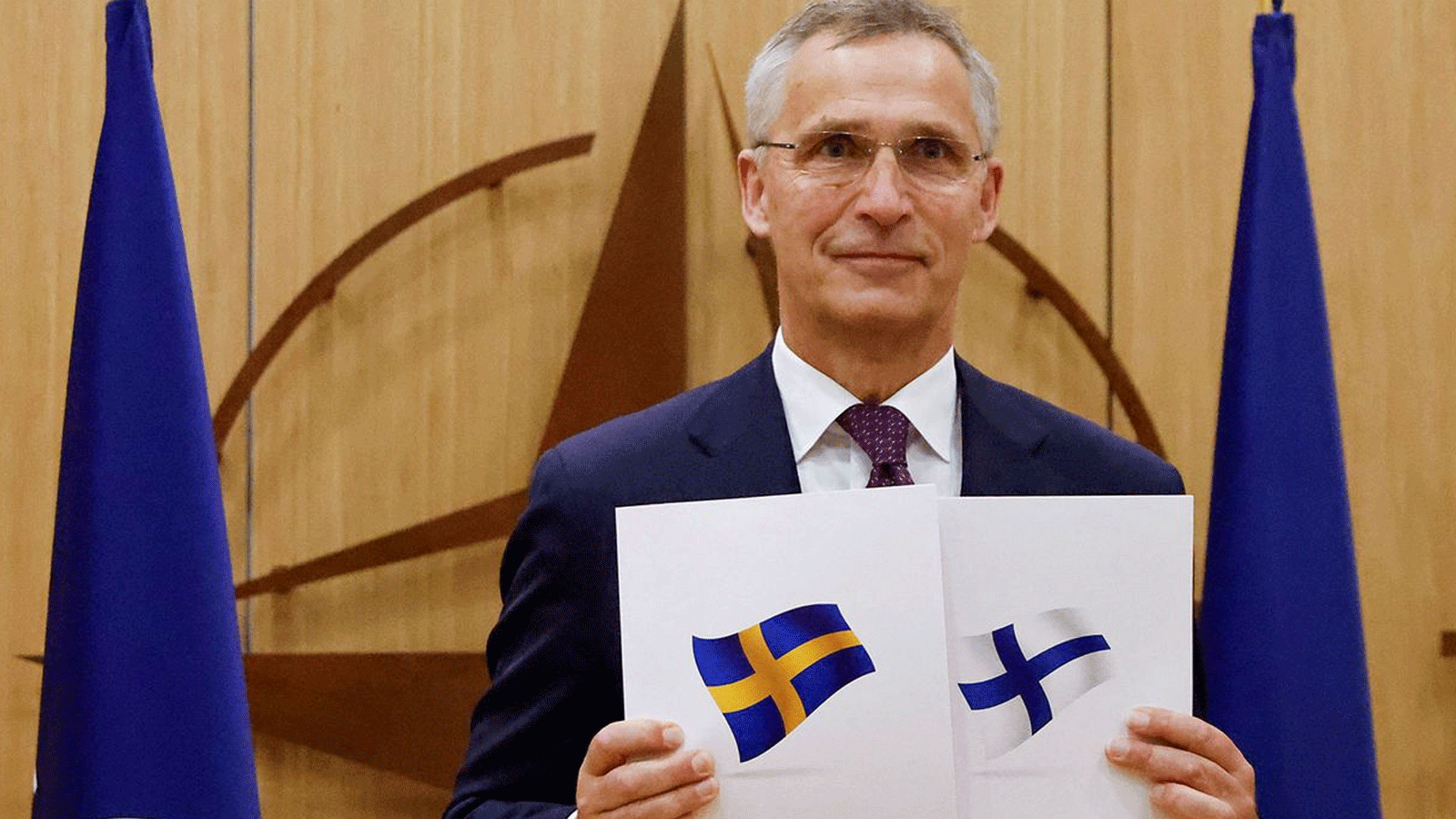 الأمين العام للناتو ممسكا بطلبي انضمام فنلندا والسويد