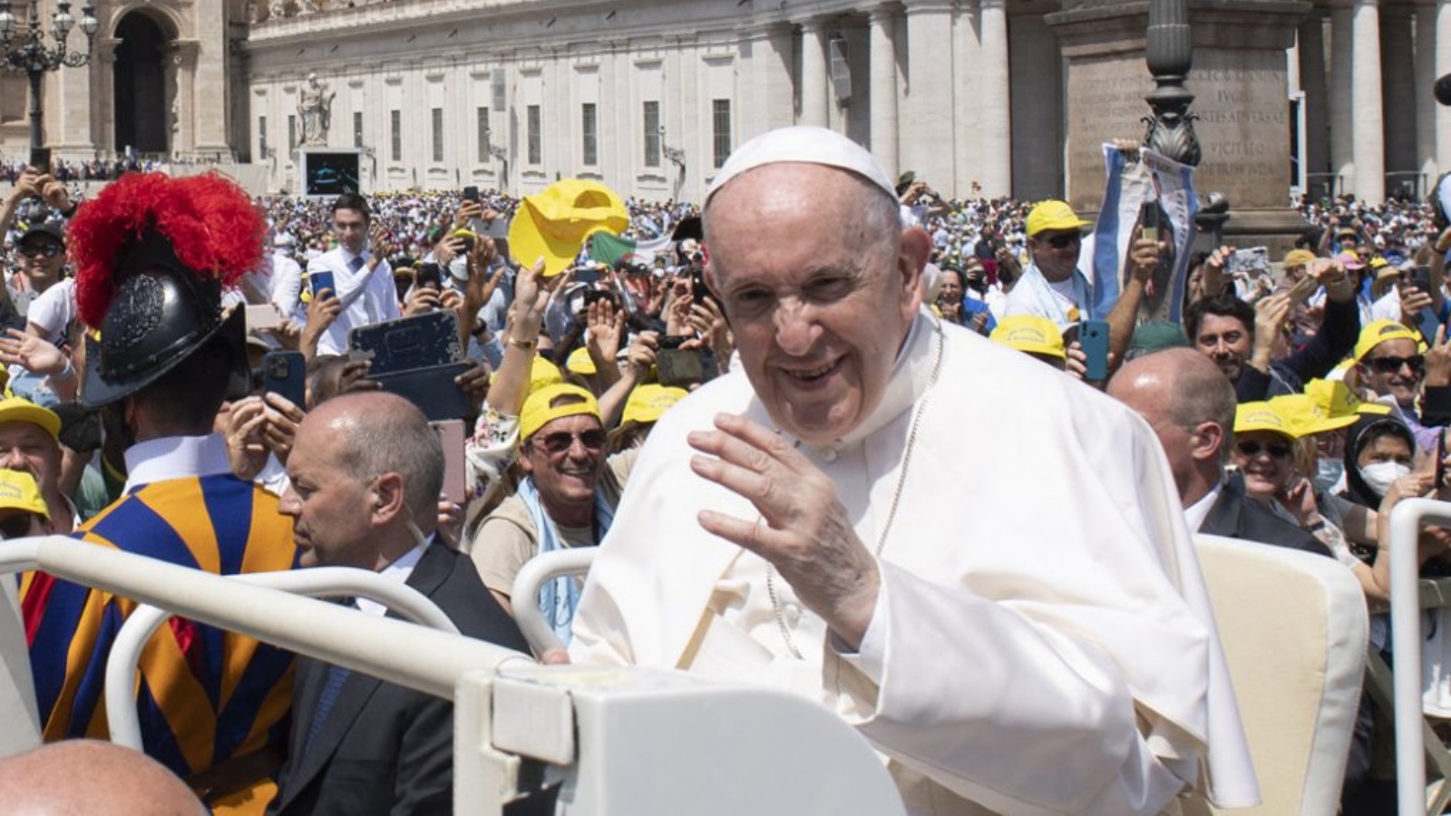 البابا فرانسيس يبارك الحاضرين من السيارة البابوية بعد قداس في ساحة القديس بطرس في الفاتيكان. 15 مايو 2022