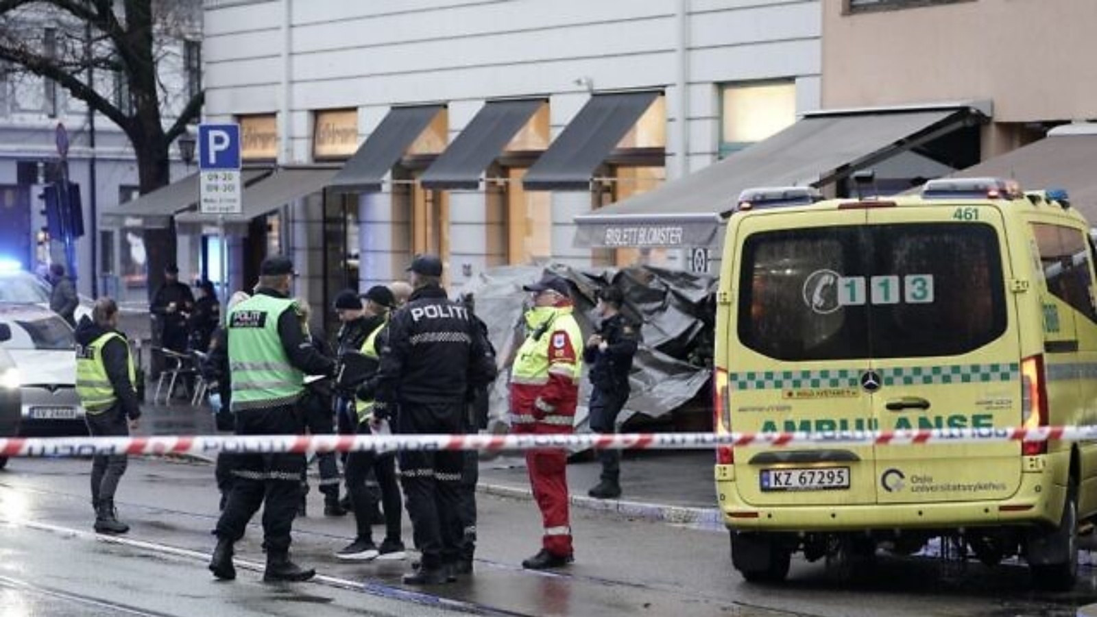ضباط الشرطة يقفون في موقع جريمة في بيسليت في أوسلو، النروج، في 9 نوفمبر 2021