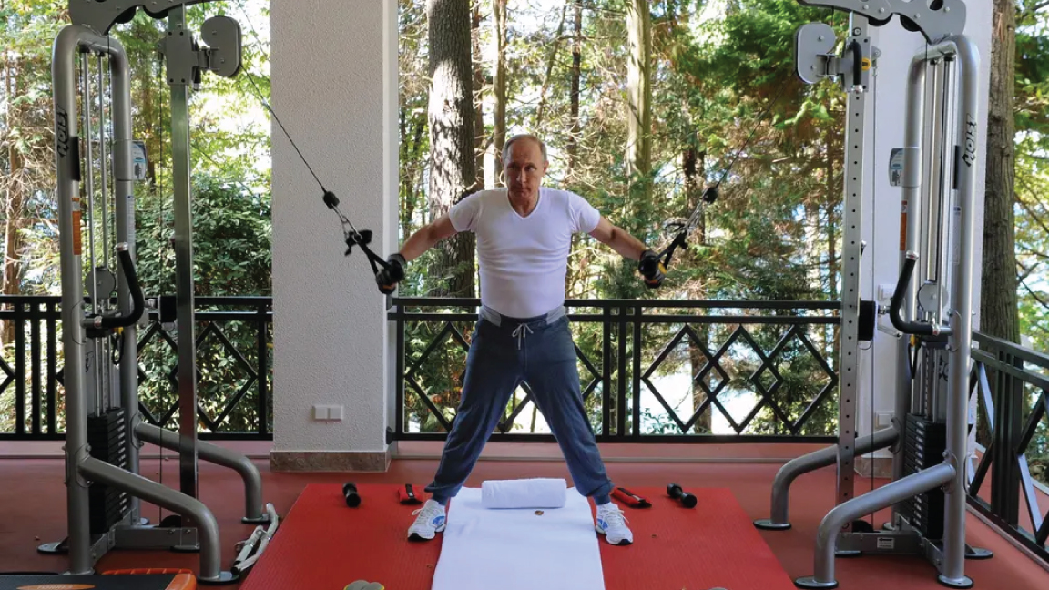 صورة من أغسطس 2015 لفلاديمير بوتين يتمرن في صالة ألعاب رياضية في مقر إقامة بوتشاروف روتشيه الحكومي في سوتشي